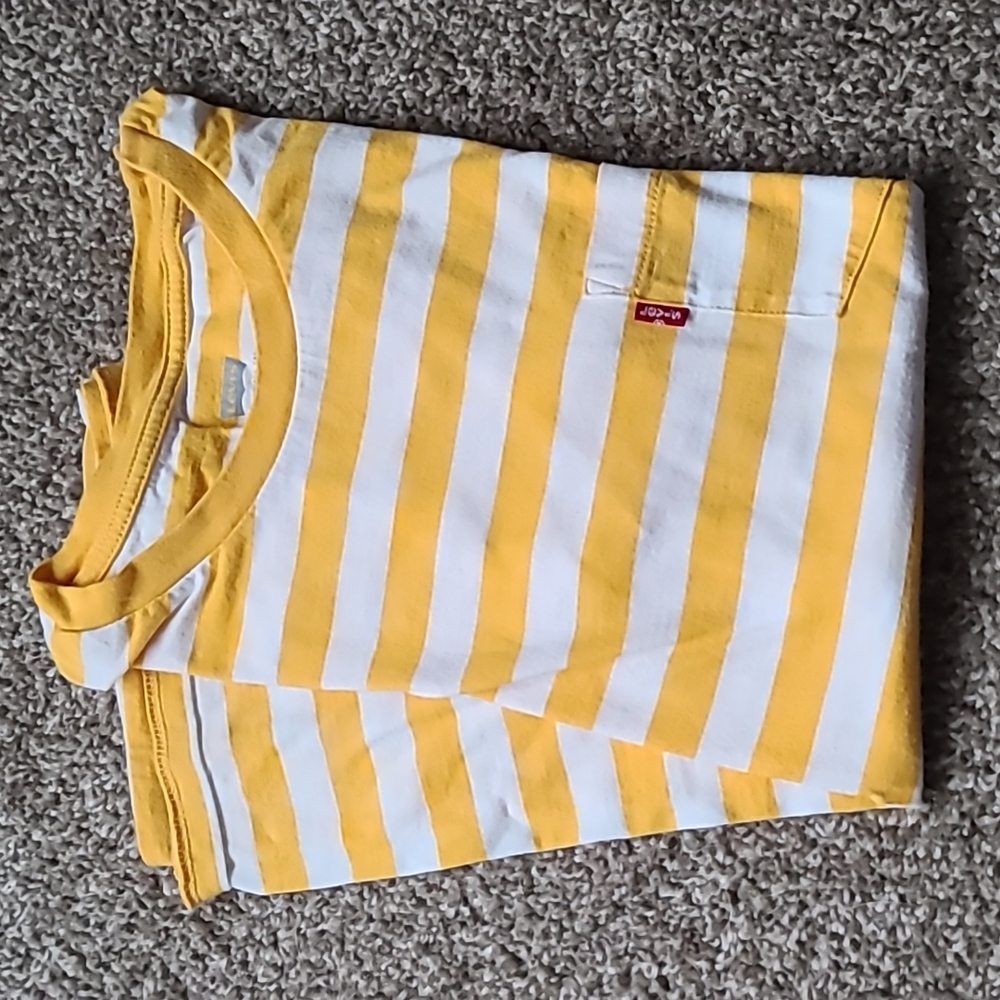 Levi's tshirt size Small